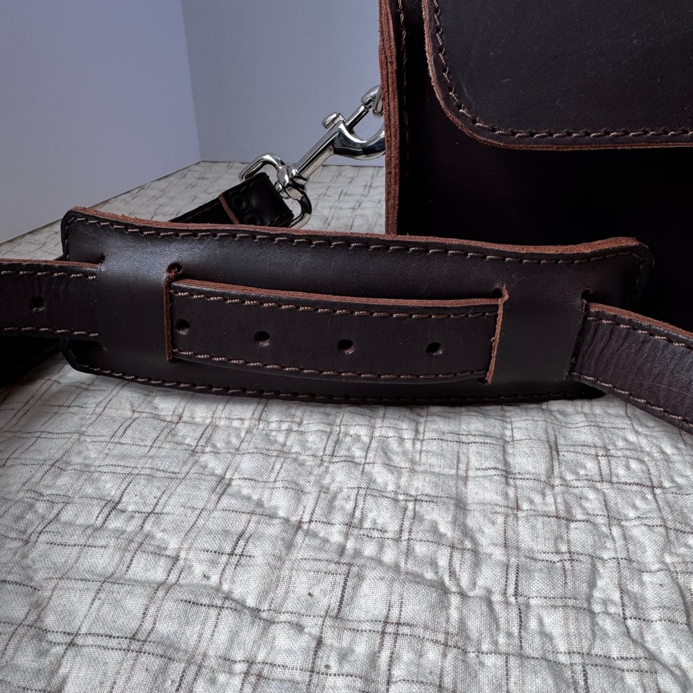 Classic Walnut Leather Messenger Bag - Picture 5 of 16